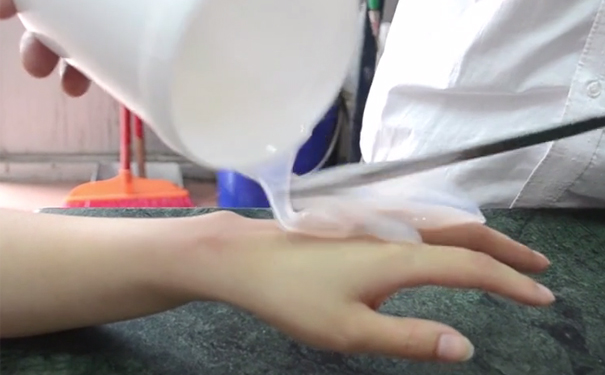 人體硅膠可以直接貼在人體皮膚上嗎？